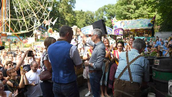 Endlich wieder Annafest! Mit dem offiziellen Anstich des ersten Bierfasses am Freitagnachmittag ist der Startschuss gefallen. Elf Tage lang wird im Kellerwald wieder gefeiert, getrunken und getanzt.
