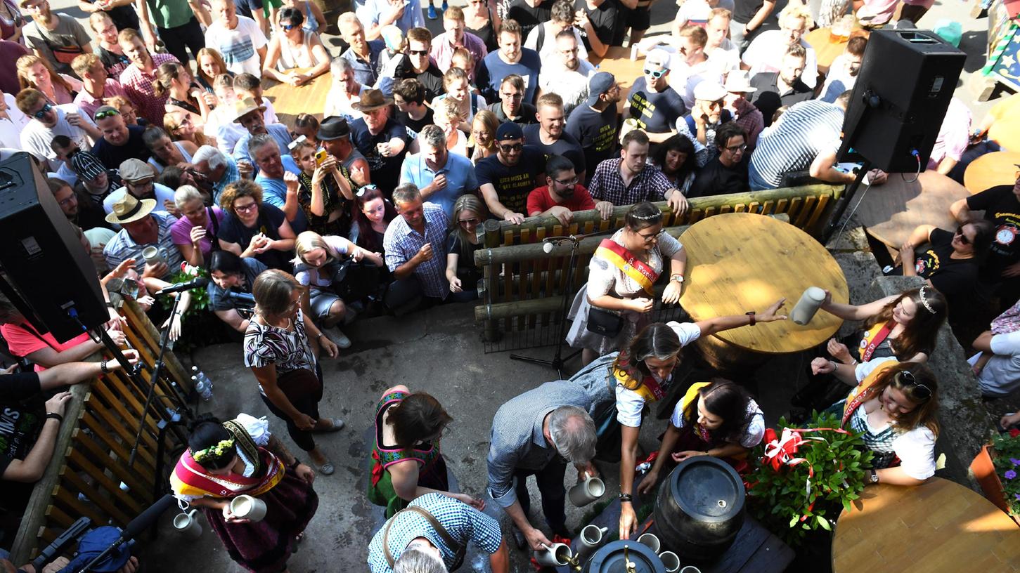 Sag zum Anstich leise "O'gstochn is!": Am 22. Juli wurde das Annafest feierlich eröffnet, das Festbier floss in rauen Mengen. 