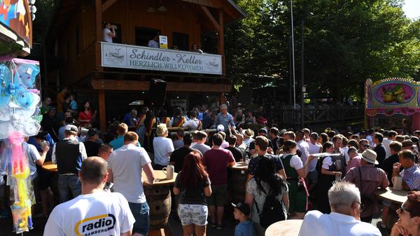Endlich wieder Annafest! Mit dem offiziellen Anstich des ersten Bierfasses am Freitagnachmittag ist der Startschuss gefallen. Elf Tage lang wird im Kellerwald wieder gefeiert, getrunken und getanzt.