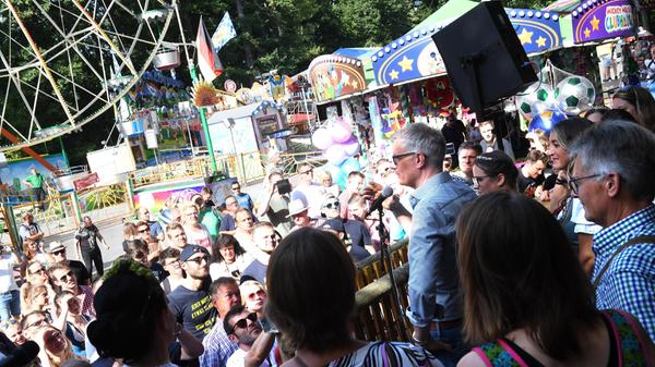 Endlich wieder Annafest! Mit dem offiziellen Anstich des ersten Bierfasses am Freitagnachmittag ist der Startschuss gefallen. Elf Tage lang wird im Kellerwald wieder gefeiert, getrunken und getanzt.