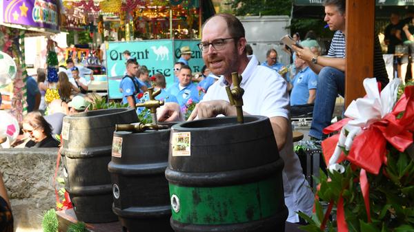 Endlich wieder Annafest! Mit dem offiziellen Anstich des ersten Bierfasses am Freitagnachmittag ist der Startschuss gefallen. Elf Tage lang wird im Kellerwald wieder gefeiert, getrunken und getanzt.