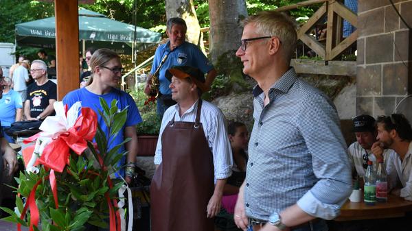Endlich wieder Annafest! Mit dem offiziellen Anstich des ersten Bierfasses am Freitagnachmittag ist der Startschuss gefallen. Elf Tage lang wird im Kellerwald wieder gefeiert, getrunken und getanzt.