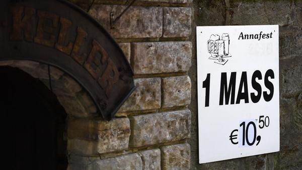 Endlich wieder Annafest! Mit dem offiziellen Anstich des ersten Bierfasses am Freitagnachmittag ist der Startschuss gefallen. Elf Tage lang wird im Kellerwald wieder gefeiert, getrunken und getanzt.
