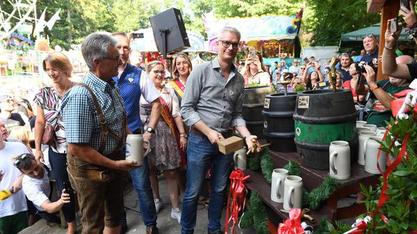 Endlich wieder Annafest! Mit dem offiziellen Anstich des ersten Bierfasses am Freitagnachmittag ist der Startschuss gefallen. Elf Tage lang wird im Kellerwald wieder gefeiert, getrunken und getanzt.