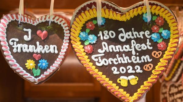 Endlich wieder Annafest! Mit dem offiziellen Anstich des ersten Bierfasses am Freitagnachmittag ist der Startschuss gefallen. Elf Tage lang wird im Kellerwald wieder gefeiert, getrunken und getanzt.