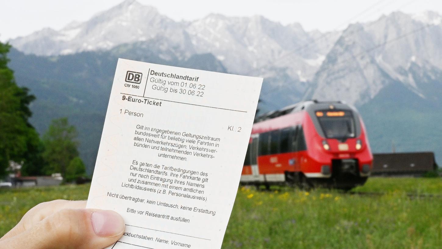 Das 9-Euro-Ticket gilt bundesweit in Bussen und Bahnen des Nah- und Regionalverkehrs in der 2. Klasse.