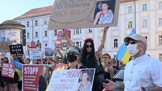 Proteste vor Schloss: Russischer Opernstar Anna Netrebko singt in Regensburg