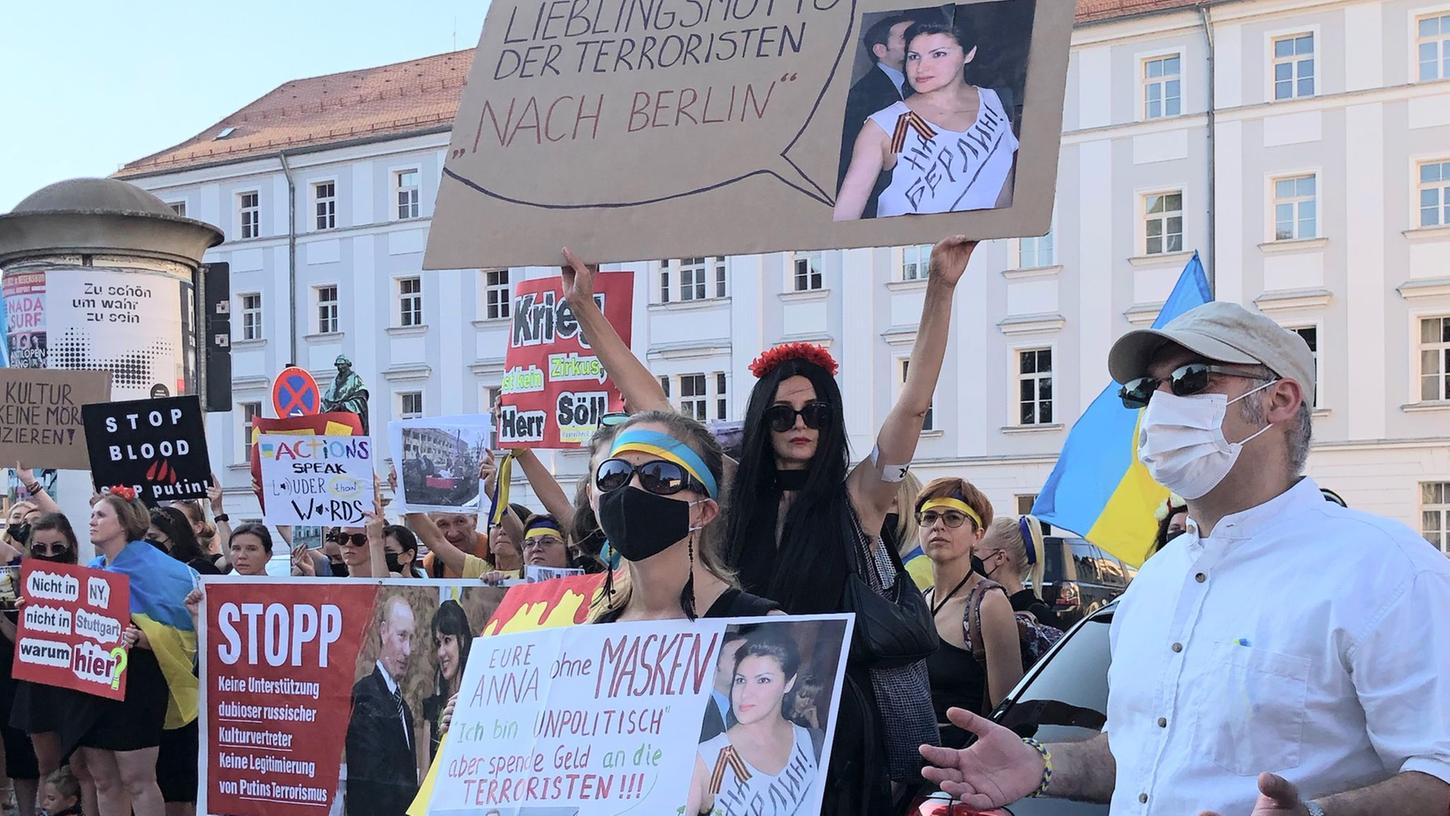 Proteste vor Schloss: Russischer Opernstar Anna Netrebko singt in Regensburg Proteste vor Schloss: Russischer Opernstar Anna Netrebko singt in Regensburg