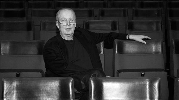 Der Dirigent Stefan Soltesz ist am Freitagabend während einer Vorstellung im Münchner Nationaltheater zusammengebrochen und anschließend gestorben. Er studierte Dirigieren, Komposition und Klavier an der Universität für Musik und darstellende Kunst in Wien.