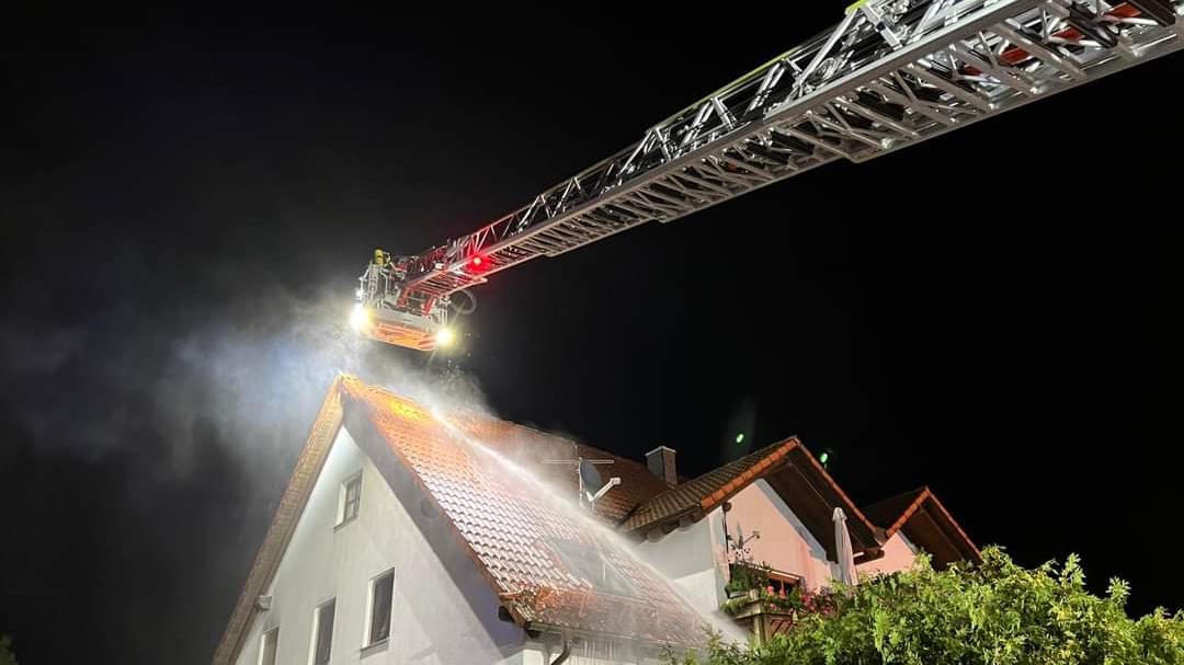 Blitz schlägt in Diepersdorfer Haus ein und verursacht Dachstuhlbrand