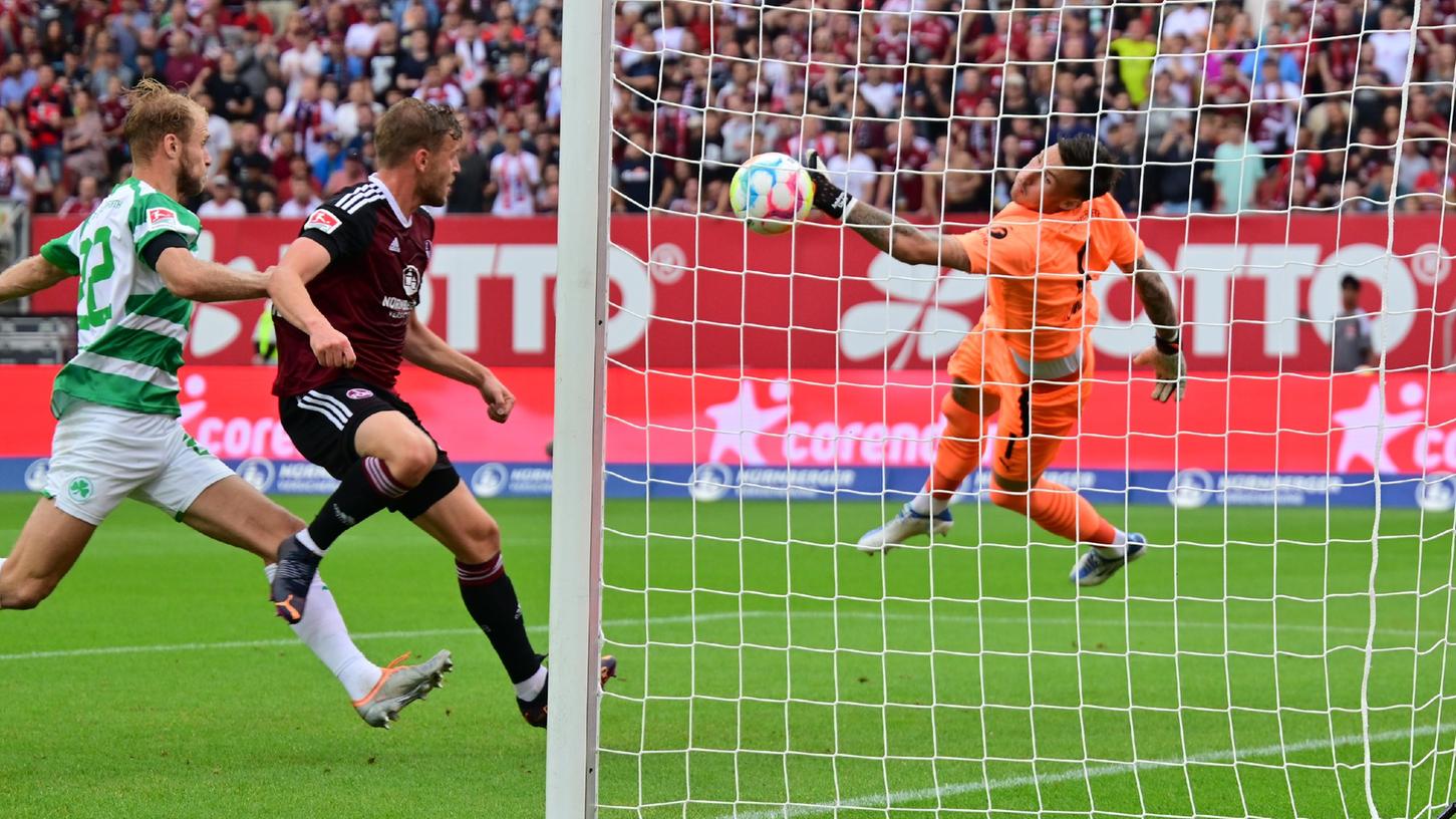 Die Geburt eines Derbyhelden: Gleich wird Christoph Daferner den Ball mit der Hüfte zum 1:0 ins Fürther Netz bugsieren.
Die Geburt eines Derbyhelden: Gleich wird Christoph Daferner den Ball mit der Hüfte zum 1:0 ins Fürther Netz bugsieren.
