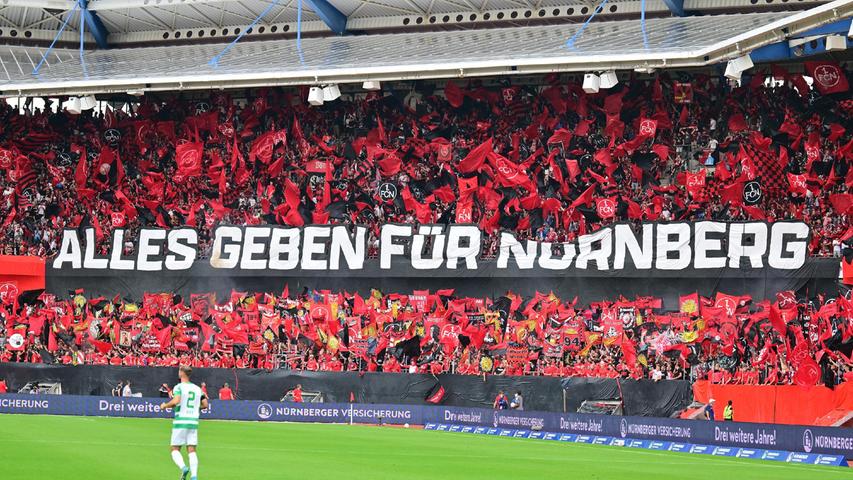 "Alles geben für Nürnberg", fordern die FCN-Fans. Der zweikampfstarke Club sollte dies in der Folge gut umsetzen.