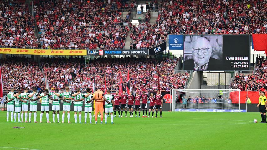 Bereits vor dem Spiel entladen sich bei den 42.000 anwesenden Zuschauern einige Emotionen: In einer Schweigeminute gedenken Fans und Mannschaften dem am Donnerstag verstorbenen Uwe Seeler.