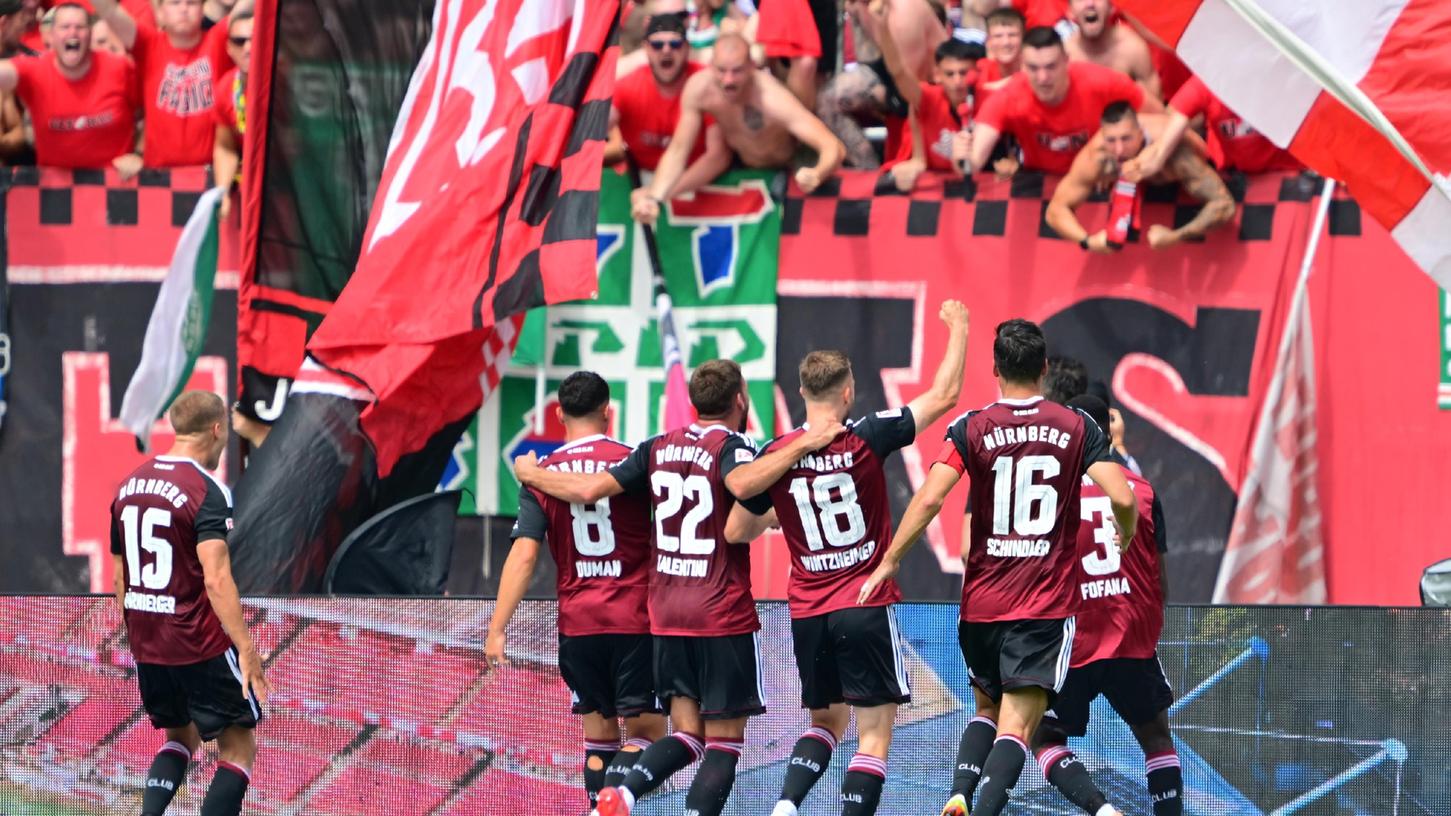 Rot-schwarze Freude: Mit 2:0 entschied der 1. FC Nürnberg das Derby gegen das Fürther Kleeblatt für sich.
