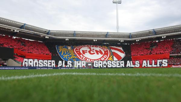 Abstieg aus der Bundesliga, Zitter-Klassenerhalt in der Relegation, danach zwei Saisons im Niemandsland des deutschen Fußball-Unterhauses und zum Auftakt der neuen Saison direkt eine Niederlage am Millerntor. Nein, sonderlich viele Gründe für sein unbedingtes Selbstvertrauen konnte der Club vor dem 2. Spieltag der Saison 2022/23 eigentlich nicht anführen. Trotzdem waren sich die chronisch von besseren Zeiten träumenden Fans des lange nicht mehr erfolgreichen 1. FC Nürnberg vor dem Duell mit dem Fürther Bundesliga-Absteiger sicher: Ihr Club und seine Fans sind "größer als ihr, größer als alles".