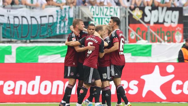 Das Tor zum Glück verbucht zwar Neuzugang Christoph Daferner, den größten Anteil an ebendiesem hat allerdings Tim Handwerker. Im Mittelfeld erobert der Linksverteidiger den Ball, tankt sich dann vor bis auf den rechten Flügel. Dort, auf ungewohntem Terrain, kippt er ab und flankt mit seinem stärkeren linken Fuß auf den langen Pfosten auf Kwadwo Duah. Der Schweizer köpft dort den Ball direkt vor das Tor und legt somit (gewollt oder ungewollt) seinem Sturmpartner Daferner mustergültig auf. Der Ex-Dresdner drückt das Leder aus kurzer Distanz über die Linie. Mit der Hüfte!