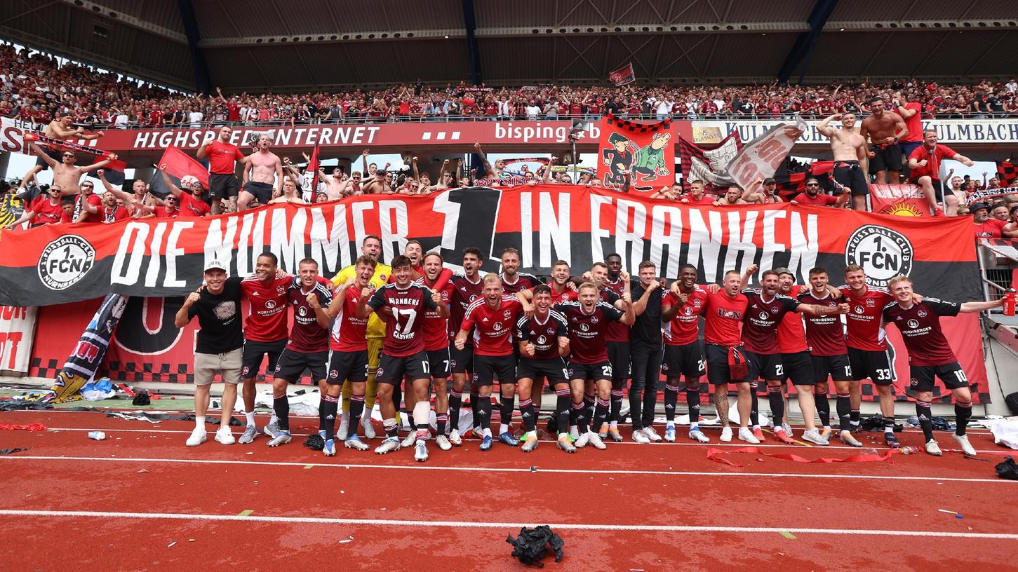 Nach dem 2:0 gegen den Rivalen aus Fürth feiern die Club-Fans den Derbysieg mit dem Team.