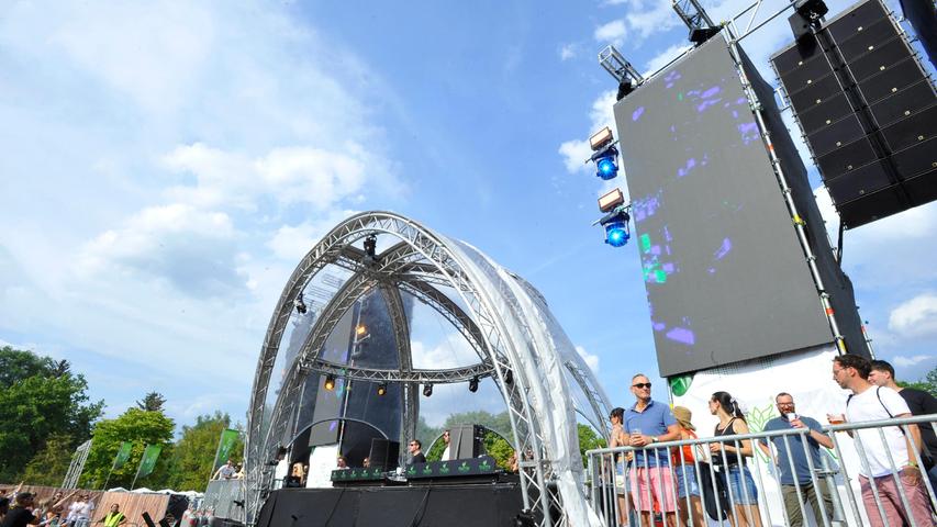 Auf zwei Bühnen legen die DJs auch 2024 wieder im Volkspark Marienberg auf. 