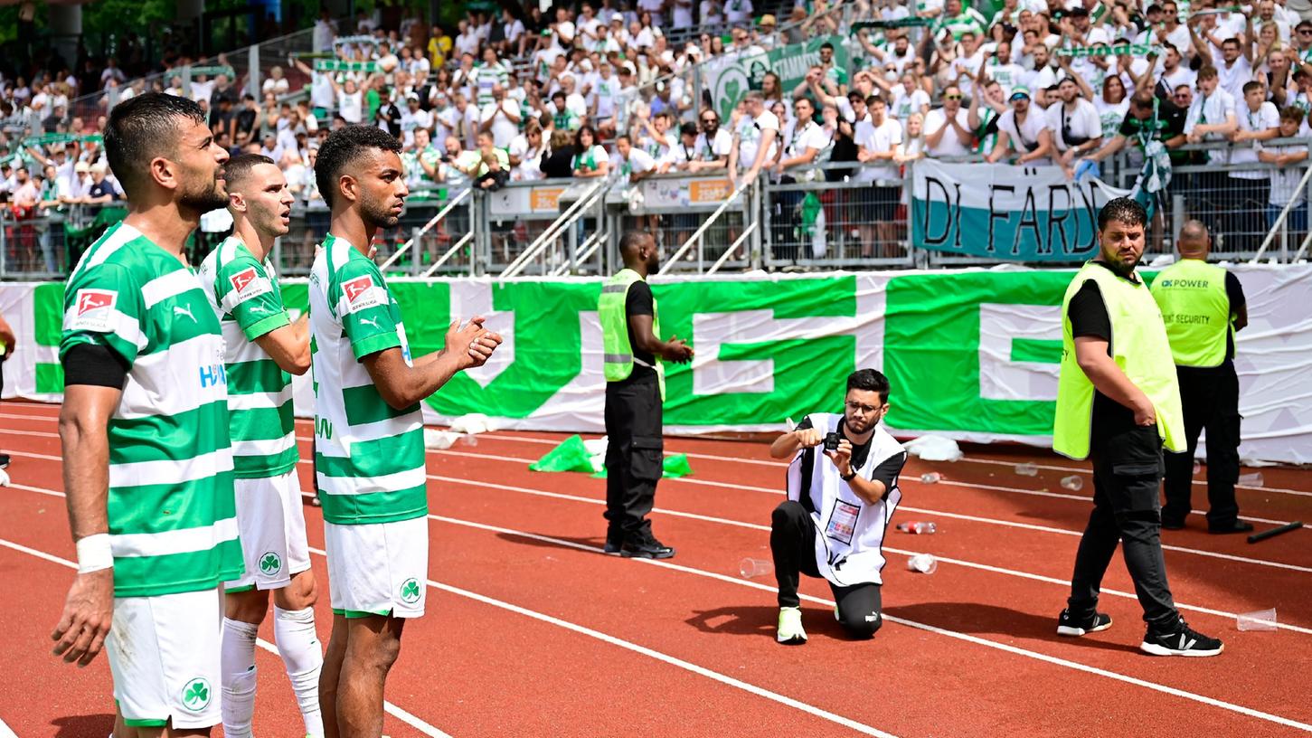 Enttäuscht vor der Fankurve: die Fürther Haddadi, Tillman und Hrgota nach dem Schlusspfiff.
Enttäuscht vor der Fankurve: die Fürther Haddadi, Tillman und Hrgota nach dem Schlusspfiff.