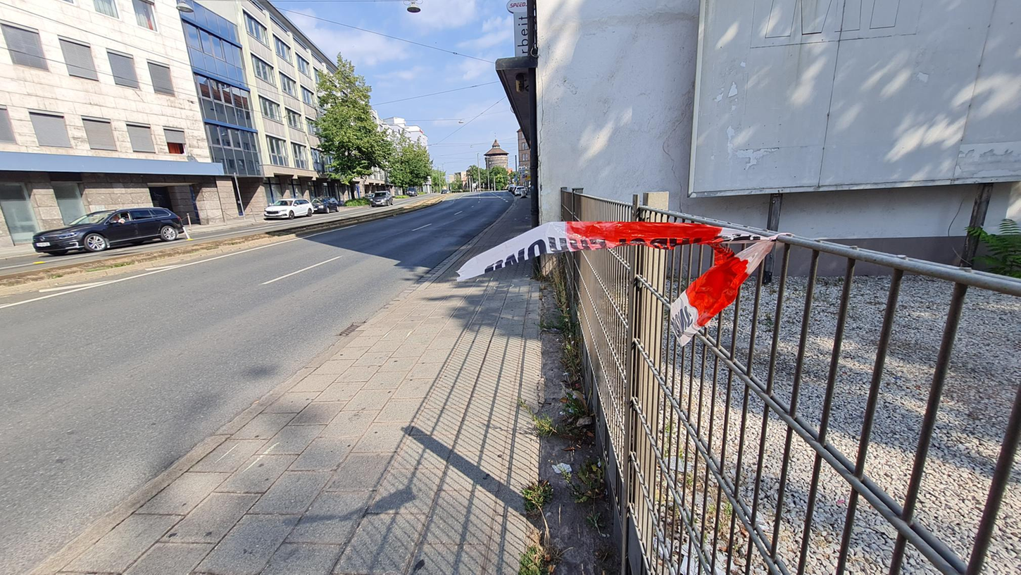 Der 31-Jährige wurde von dem A7 erfasst und starb noch an der Unfallstelle. Der 31-Jährige wurde von dem A7 erfasst und starb noch an der Unfallstelle.