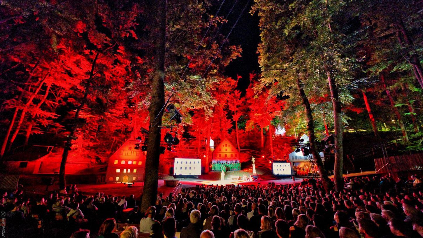 Die Bühne des Weißenburger Bergwaldtheater ist stimmungsvoll beleuchtet. Auch im Sommer 2023 locken die Freilichttheater wieder nach draußen.
