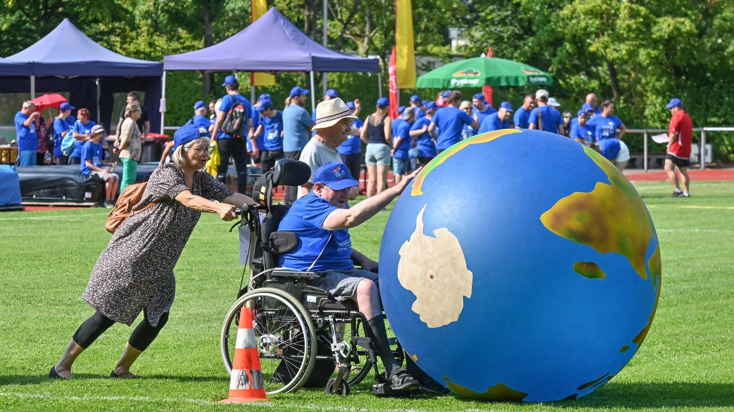 Was bewegt die Welt? Sinnbildlich fürs Spiel- und Sportfest: Gemeinsam geht es auf jeden Fall besser.
Was bewegt die Welt? Sinnbildlich fürs Spiel- und Sportfest: Gemeinsam geht es auf jeden Fall besser.