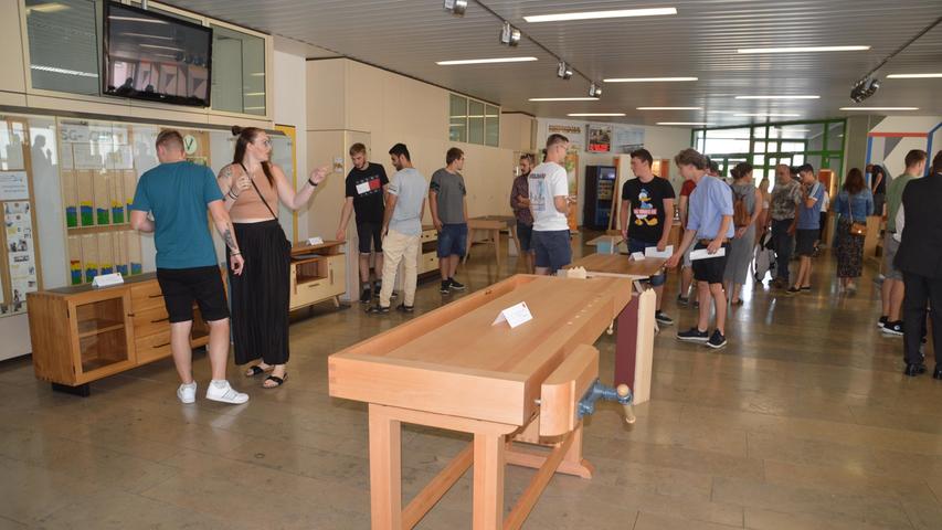 30 Junggesellinnen und Junggesellen zeigte in der Aula der Wirtschaftsschule in Gunzenhausen im Rahmen der schon traditionellen Ausstellung ihre Gesellenstücke.
