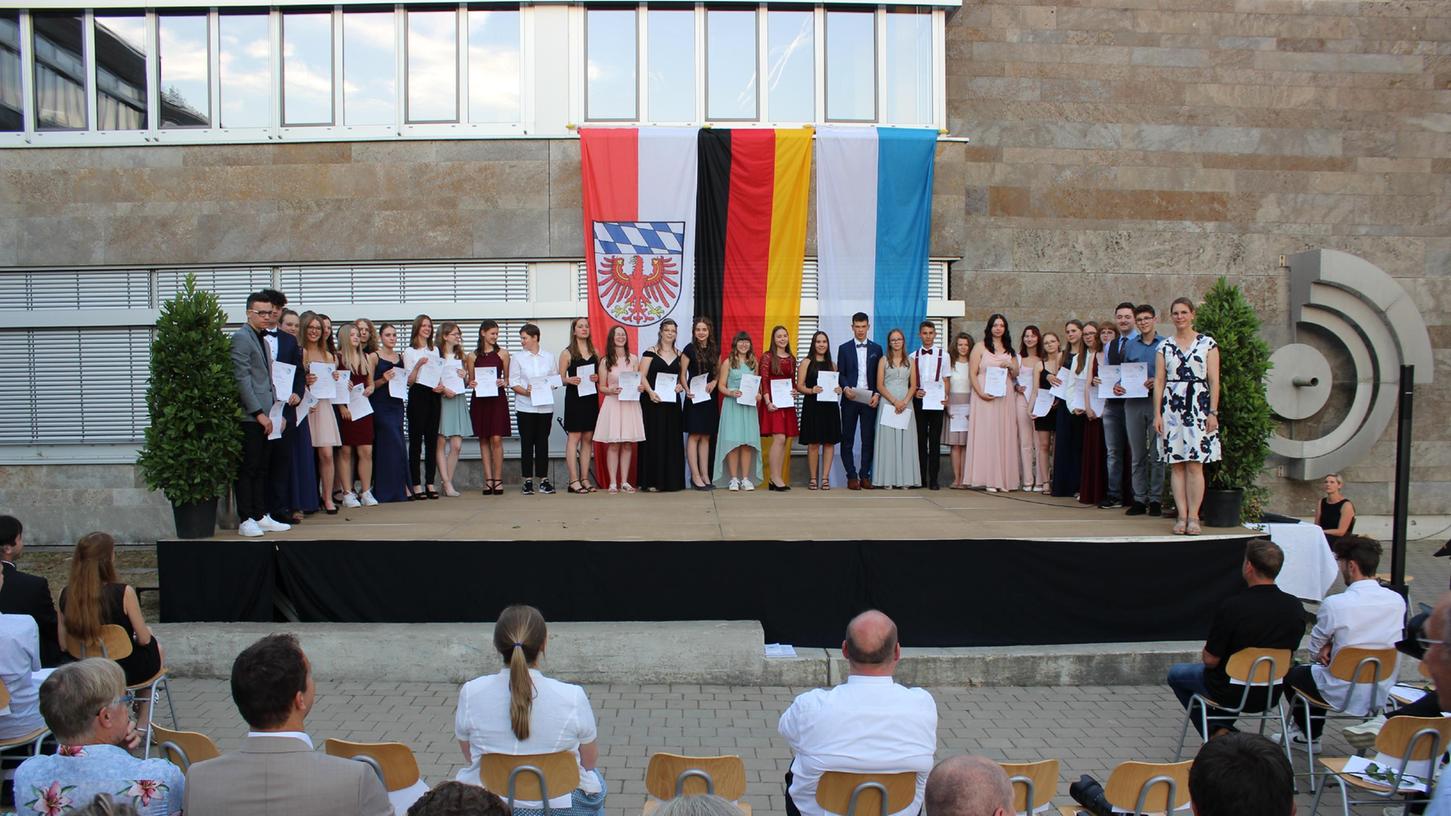 Alle 86 Abschlussschüler der Realschule Pegnitz schafften die Mittlere Reife. Ganze 33 von ihnen erreichten sogar einen Schnitt mit einer Eins vorm Komma.  