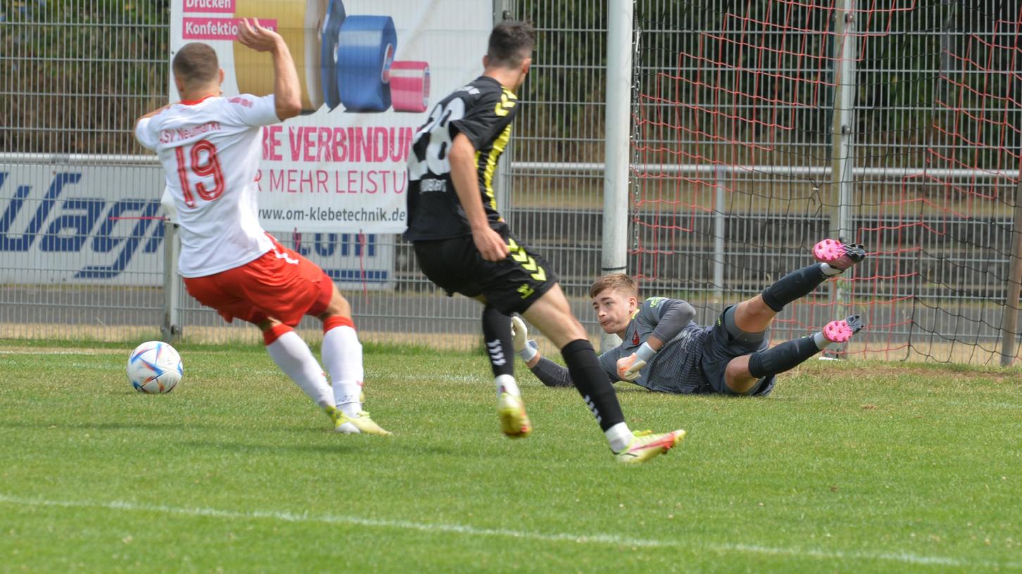 War in den wenigen gefährlichen Situationen der Hofer auf dem Posten: Neumarkts junger Keeper Nick Guttenberger.
War in den wenigen gefährlichen Situationen der Hofer auf dem Posten: Neumarkts junger Keeper Nick Guttenberger.