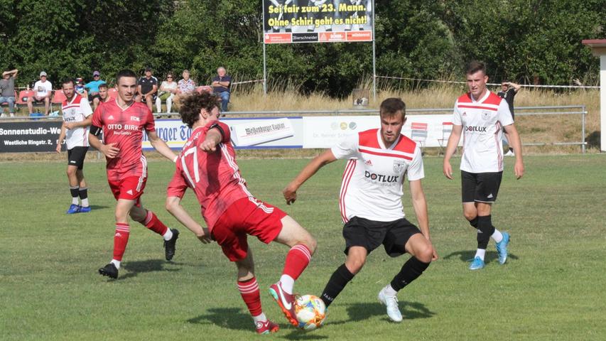 Der TSV 1860 Weißenburg (rechts Philipp Meier) feierte mit einem 2:1 gegen den FC Memmingen II den ersten Saisonsieg in der Landesliga.