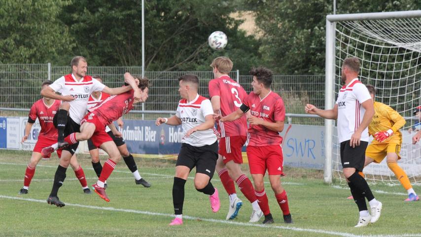 Der TSV 1860 Weißenburg (in Weiß) feierte mit einem 2:1 gegen den FC Memmingen II den ersten Saisonsieg in der Landesliga.