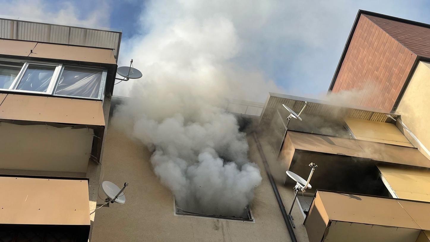 Rauchwolke über Nürnberg: Flammen schlugen aus Mehrfamilienhaus in der Regensburger Straße
