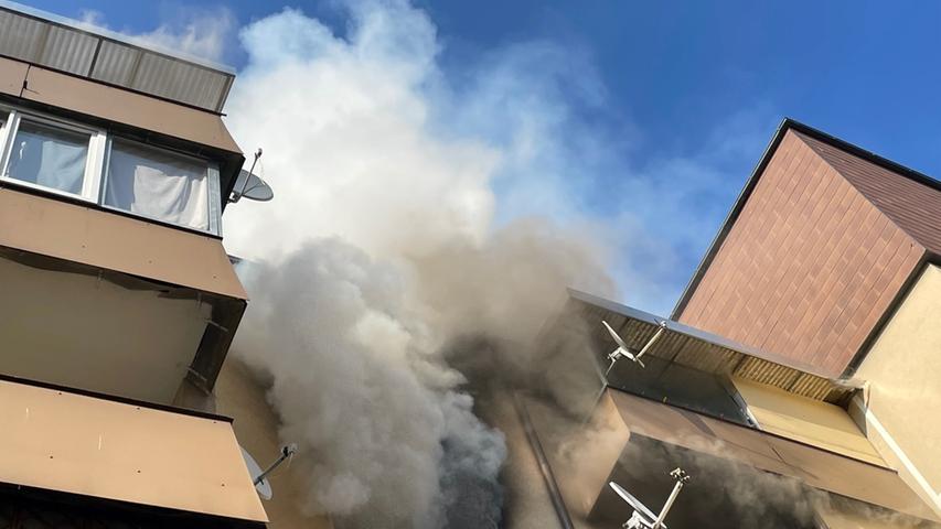 Das Feuer brach am Sonntag gegen 18 Uhr im vierten Stock des Wohnhauses aus.