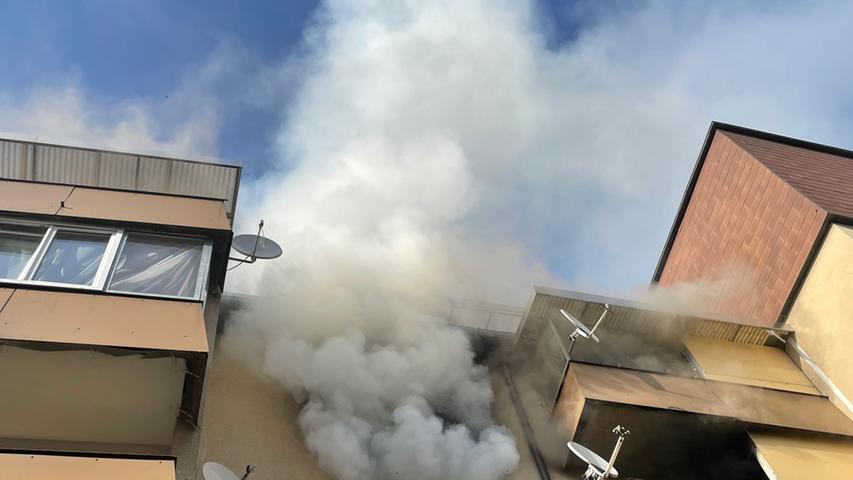 Bilder und Videoaufnahmen zeigen dichten Qualm und auch Flammen, die aus dem Fenster der Wohnung schlugen.