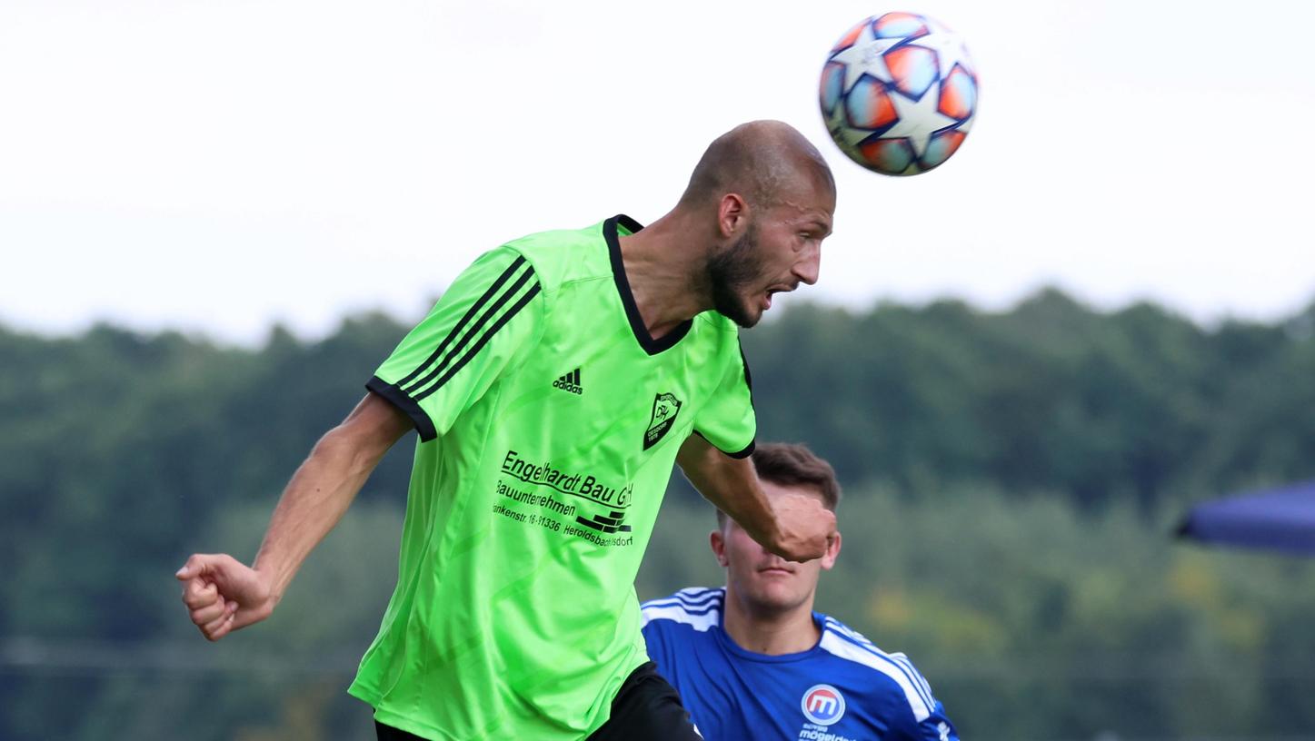 Lufthoheit: Mit 2,02 Metern Körperlänge hat Dario Duvancic bei Kopfballduellen klare Vorteile, doch vor allem bestach der Neu-Oesdorfer mit Ruhe und Umsicht am Ball.
Lufthoheit: Mit 2,02 Metern Körperlänge hat Dario Duvancic bei Kopfballduellen klare Vorteile, doch vor allem bestach der Neu-Oesdorfer mit Ruhe und Umsicht am Ball.