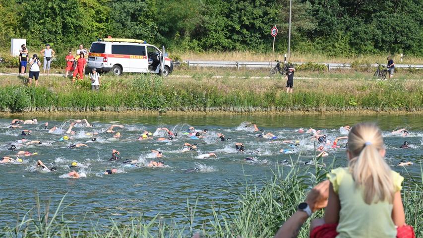 Eine Stunde hatten die Sportler für die 1,5 oder zwei Kilometer lange Strecke Zeit, denn länger wird der Kanal für den Wettkampf nicht gesperrt.