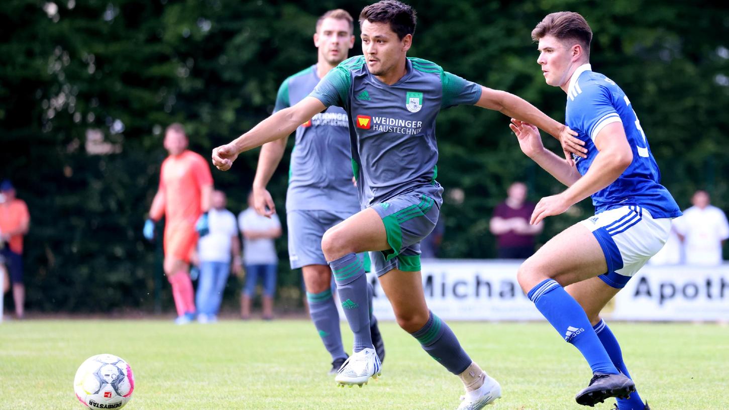 Avian Kain (links/gegen den Schwaiger Philipp Thieme ) bot beim TSV Neunkirchen eine starke Leistung, der Neuling unterlag dem Landesligaabsteiger aber dennoch.
Avian Kain (links/gegen den Schwaiger Philipp Thieme ) bot beim TSV Neunkirchen eine starke Leistung, der Neuling unterlag dem Landesligaabsteiger aber dennoch.
