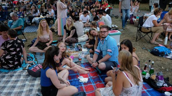 Die bunt karierten Picknick-Decken sind ein Markenzeichen beim Klassik Open Air. Wo man auch hinsah, saßen die Besucherinnen und Besucher gut gelaunt beisammen.