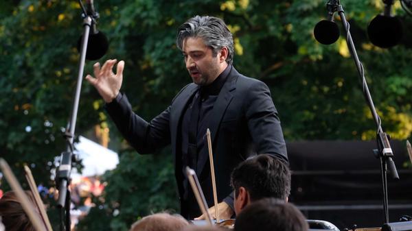 Feierte seine Premiere in Nürnberg und beim Klassik Open Air: David Afkham, derzeit Chefdirigent des Spanischen Nationalorchesters Madrid, leitete die Zuhörer durch das Abendprogramm zum Thema: "Tanzen!".