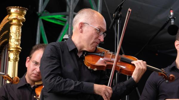 Die Musikerinnen und Musiker der Staatsphilharmonie Nürnberg mussten zwei Jahre auf die Rückkehr warten: Bei über 30 Grad legten sie sich nach der Corona-Zwangspause mächtig ins Zeug und begeisterten die 85.000 Fans im Luitpoldhain.