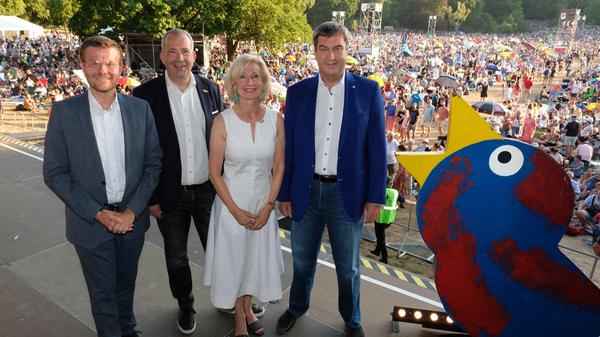 Eröffneten das diesjährige Klassik Open Air: Nürnbergs Oberbürgermeister, Stefan Schindler, Vorsitzender des Vorstands der Sparda Bank Nürnberg, Kulturbürgermeisterin Julia Lehner und Bayerns Ministerpräsident Markus Söder.