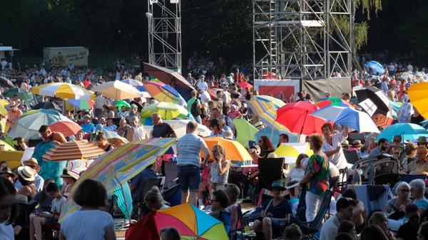 85.000 Besucher haben sich laut offizieller Einschätzung der Polizei versammelt, um bei freiem Eintritt an Europas größter Freiluft-Klassikveranstaltung teilzunehmen. Das zweite Klassik Open Air steigt am 6. August mit den Nürnberger Symphonikern und ihrem scheidenden Prinzipal Kahchun Wong.