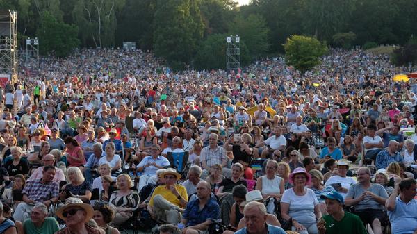 Das Motto der lauen Sommernacht heißt "Tanzen!", auch wenn ihm die meisten Zuschauer angesichts der beengten Verhältnisse maximal durch Mitwippen der Füße folgen können.