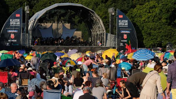 Ein Meer aus Sonnenschirmen und Campingstühlen. In diesem Jahr war das Klassik Open Air aufgrund der heißen Temperaturen nichts für schwache Nerven. Dennoch zogen 85.000 Fans ins Luitpoldhain.