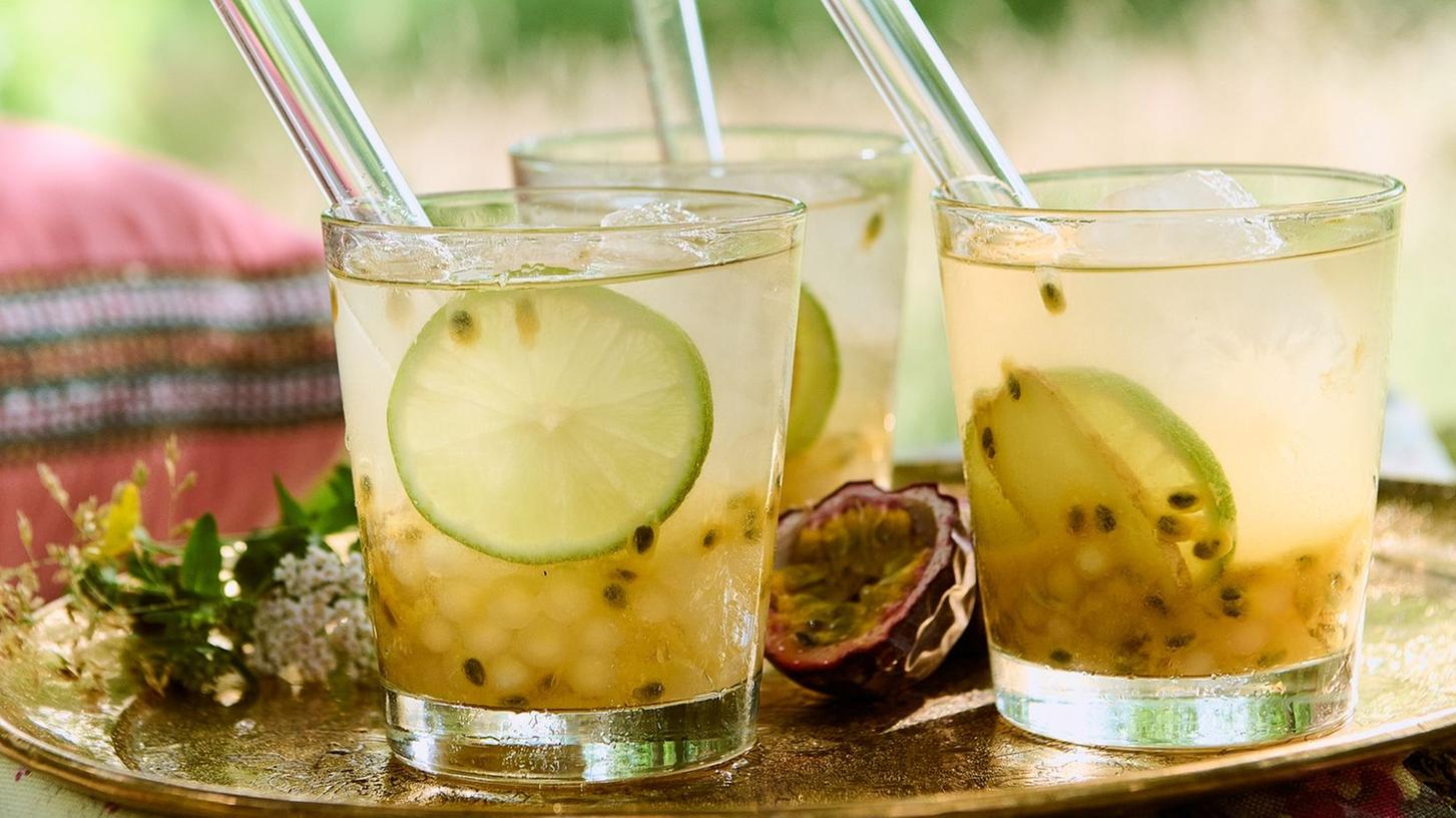 Perlende Rezeptidee für Zuhause: Kurkuma-Bubble-Tea mit Limette, Ingwer, Passionsfrucht und Tapioka-Perlen. Perlende Rezeptidee für Zuhause: Kurkuma-Bubble-Tea mit Limette, Ingwer, Passionsfrucht und Tapioka-Perlen.