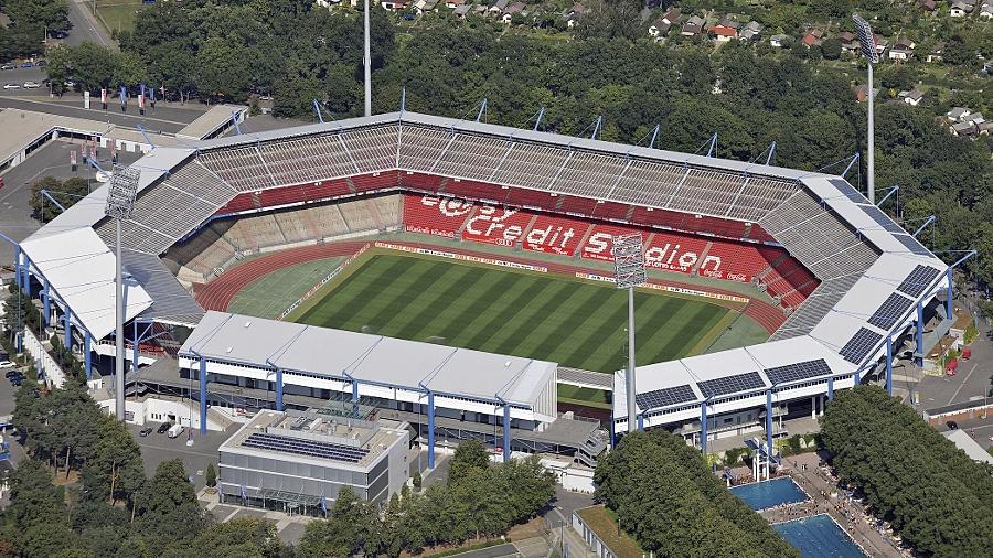 Die Laufbahn soll weg. Doch für ein reines Fußballstadion fehlt das Geld.