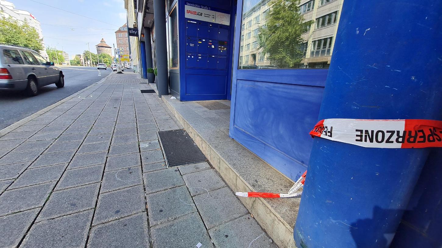 Nach dem tödlichen Unfall in der Steinbühler Straße in Nürnberg hat sich ein 23-Jähriger bei der Polizei gestellt. Nach dem tödlichen Unfall in der Steinbühler Straße in Nürnberg hat sich ein 23-Jähriger bei der Polizei gestellt.