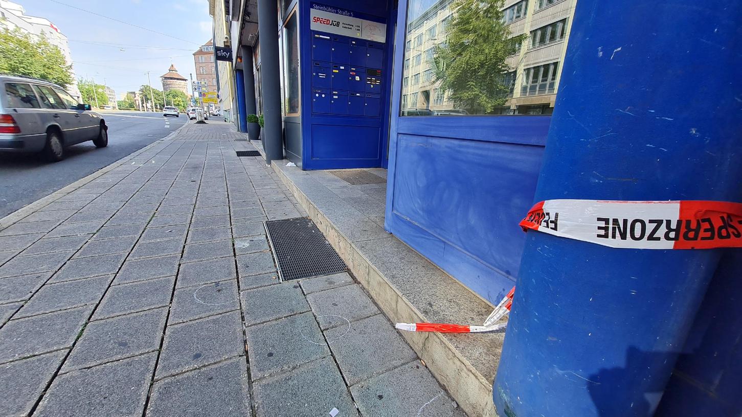 Nach dem tödlichen Unfall in der Steinbühler Straße in Nürnberg hat sich ein 23-Jähriger bei der Polizei gestellt. 