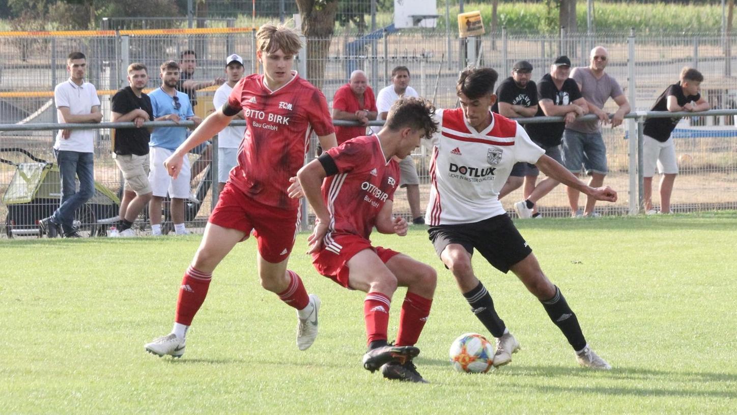 Ferat Nitaj (re.), der die Gäste immer wieder mit seinen Dribblings beschäftigte, sorgte für den zweiten Treffer des TSV 1860.