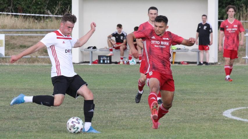 Tom Vierke (links) erzielte das frühe 1:0 für die Weißenburger im Heimspiel gegen Memmingen II.